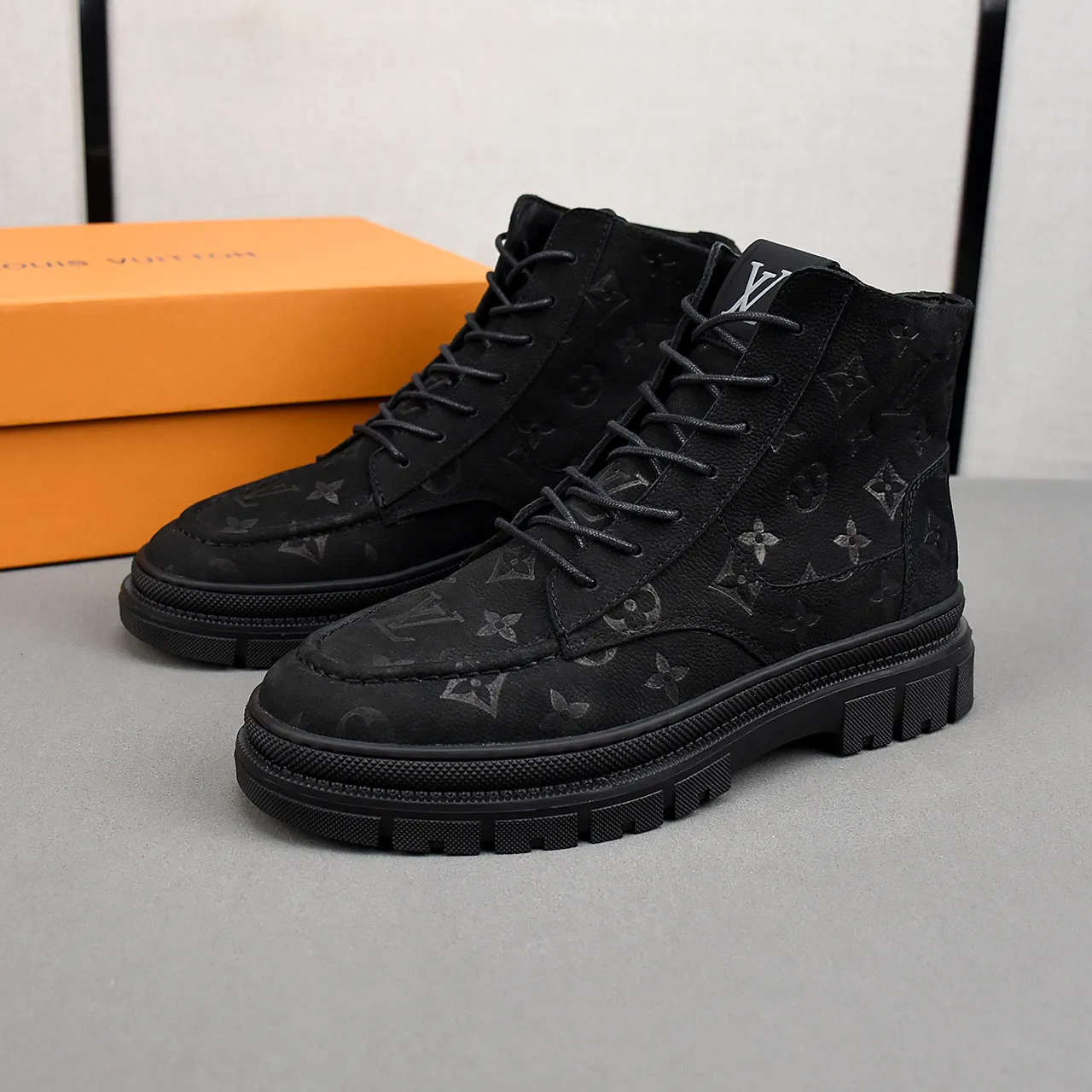 PP leather 240 gross 260👟👟👟LOUIS VUITTON LV donkey brand new thick-soled lace-up big-toe shoes men's casual shoes high-top short boots. These boots are made of waterproof nubuck to create a lightweight and comfortable shoe body. The trendy attitude of being both strong and soft makes it an everyday choice. ✔Upper: imported nubuck leather ✔Lining: sheepskin or wool ✔Outsole: molded outsole Size: 38-44